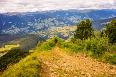 İtalya, Alpe di Siusi, Seiser Alm ve Sassolungo Langkofel Dolomite, bir dağ manzarası.