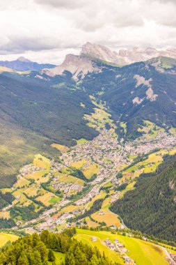 Alpe di Siusi, Seiser Sadm ve Sassolungo Langkofel Dolomite, vadi kanyonundaki yemyeşil bir arazinin yakın çekimi.