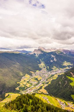İtalya, Alpe di Siusi, Seiser Alm ve Sassolungo Langkofel Dolomite arka planda büyük bir dağın manzarası.