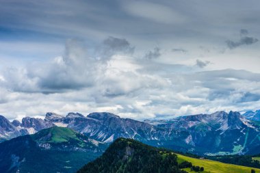 İtalya, Alpe di Siusi, Seiser Alm ve Sassolungo Langkofel Dolomite arka planda büyük bir dağın manzarası.