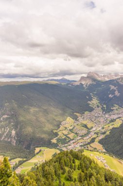 İtalya, Alpe di Siusi, Seiser Alm ve Sassolungo Langkofel Dolomite arka planda büyük bir dağın manzarası.