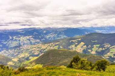 İtalya, Alpe di Siusi, Seiser Alm ve Sassolungo Langkofel Dolomite arka planda büyük bir dağın manzarası.