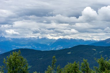 İtalya, Alpe di Siusi, Seiser Alm ve Sassolungo Langkofel Dolomite arka planda büyük bir dağın manzarası.