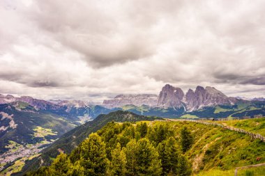 İtalya, Alpe di Siusi, Seiser Alm ve Sassolungo Langkofel Dolomite arka planda büyük bir dağ.