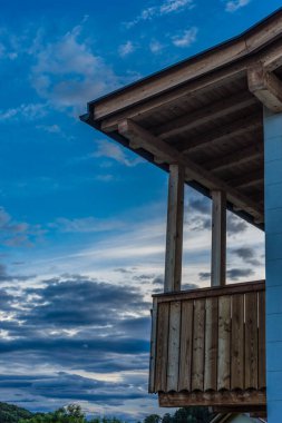 İtalya, Alpe di Siusi, Seiser Alm Sassolungo Langkofel Dolomite ile birlikte, bir binanın kenarında ahşap bir bank.