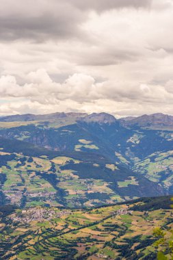 İtalya, Alpe di Siusi, Seiser Alm ve Sassolungo Langkofel Dolomite arka planda büyük bir dağın manzarası.