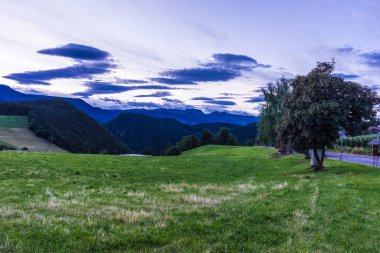 İtalya, Alpe di Siusi, Seiser Alm ve Sassolungo Langkofel Dolomite, bir grup insan.