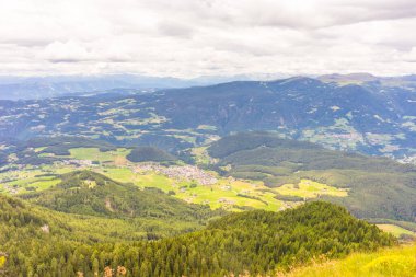 İtalya, Alpe di Siusi, Seiser Alm ve Sassolungo Langkofel Dolomite arka planda büyük bir dağın manzarası.