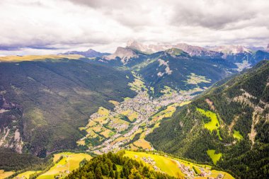 İtalya, Alpe di Siusi, Seiser Alm ve Sassolungo Langkofel Dolomite arka planda büyük bir dağın manzarası.