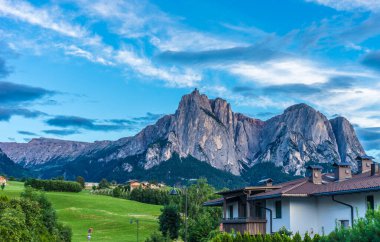 İtalya, Alpe di Siusi, Seiser Alm ve Sassolungo Langkofel Dolomite. Arka planda dağ olan bir ev.