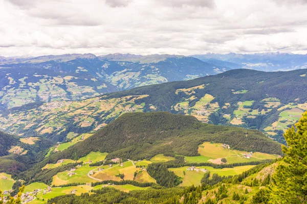 Itália Alpe Siusi Alm Seiser Com Sassolungo Langkofel Dolomite Uma — Fotografia de Stock