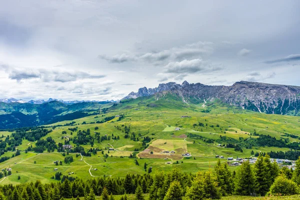 Alpe Siusi Seiser Alm Sassolungo Langkofel Dolomite Svěží Zelené Pole — Stock fotografie