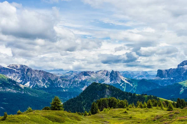 Włochy Alpe Siusi Seiser Alm Sassolungo Langkofel Dolomite Duża Góra — Zdjęcie stockowe