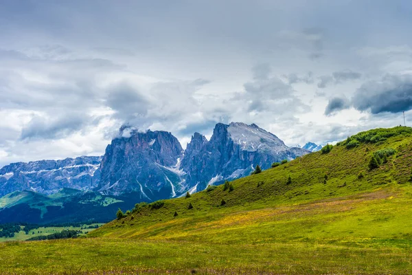 Włochy Alpe Siusi Seiser Alm Sassolungo Langkofel Dolomite Duża Góra — Zdjęcie stockowe