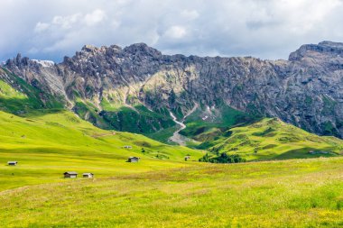 Alpe di Siusi, Seiser Alm ve Sassolungo Langkofel Dolomite, vadi kanyonundaki yemyeşil bir arazinin yakınlarındaydılar.