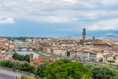 Floransa şehir manzarasının panaromik manzarası Piazzale Michelangelo Meydanı 'ndan (Michelangelo Meydanı) Ponte Vecchio ve Palazzo Vecchio ile yıldırımlı