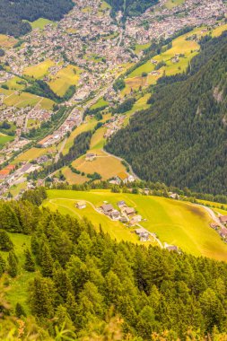 İtalya, Alpe di Siusi, Seiser Alm Sassolungo Langkofel Dolomite ile birlikte, yemyeşil bir yamaçta.