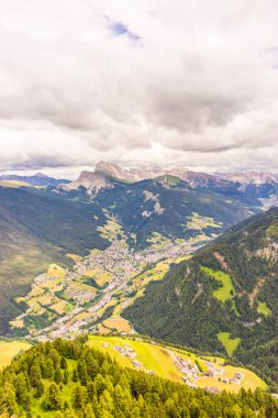 İtalya, Alpe di Siusi, Seiser Alm ve Sassolungo Langkofel Dolomite arka planda büyük bir dağın manzarası.