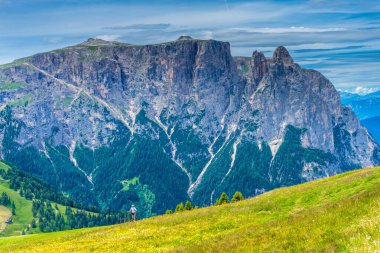 İtalya, Alpe di Siusi, Seiser Alm ve Sassolungo Langkofel Dolomite arka planda dağ olan bir kanyon.