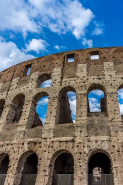 Flavian Amfitiyatrosu olarak da bilinen Büyük Roma Kolezyumu (Kolezyum, Colosseo) cephesi. Ünlü dünya simgesi. Manzaralı şehir manzarası.