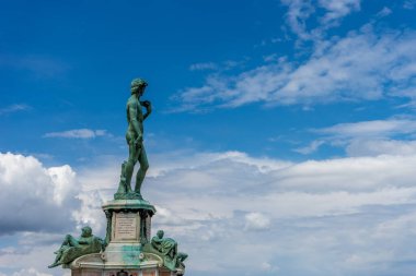 Michelangelo David 'in Floransa' daki Michelangelo Meydanı 'ndaki heykeli.