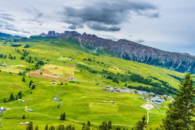 Alpe di Siusi, Seiser Alm Sassolungo Langkofel Dolomite ile birlikte Seiser Alm Puflatsch Bullaccia 'da yemyeşil alan.