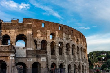 Flavian Amfitiyatrosu olarak da bilinen Büyük Roma Kolezyumu 'nda (Kolezyum, Colosseo) altın gün batımı. Ünlü dünya simgesi. Manzaralı şehir manzarası.