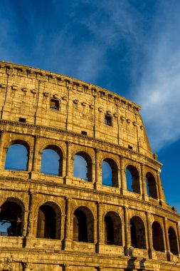 Flavian Amfitiyatrosu olarak da bilinen Büyük Roma Kolezyumu 'nda (Kolezyum, Colosseo) altın gün batımı. Ünlü dünya simgesi. Manzaralı şehir manzarası.