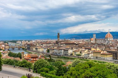 Floransa şehir manzarasının panaromik manzarası Piazzale Michelangelo 'dan (Michelangelo Meydanı) Ponte Vecchio ve Palazzo Vecchio ve Duomo ile