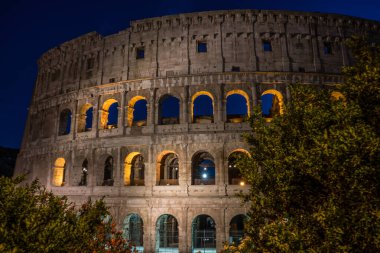 Gece Büyük Roma Kolezyumu 'nda (Kolezyum, Colosseo), Flavian Amfitiyatrosu olarak da bilinir..