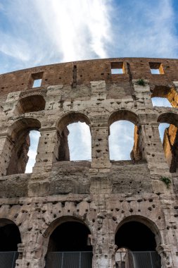 Flavian Amfitiyatrosu olarak da bilinen Büyük Roma Kolezyumu 'nda (Kolezyum, Colosseo) altın gün batımı. Ünlü dünya simgesi. Manzaralı şehir manzarası.