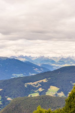 İtalya, Alpe di Siusi, Seiser Alm ve Sassolungo Langkofel Dolomite, bir dağ manzarası.