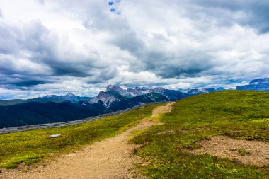 Alpe di Siusi, Seiser Alm Sassolungo Langkofel Dolomite ile birlikte, yemyeşil bir tarlada yayan bir yürüyüş yolu.
