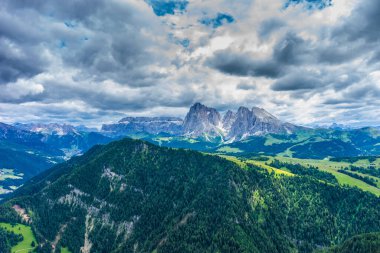 İtalya, Alpe di Siusi, Seiser Alm ve Sassolungo Langkofel Dolomite arka planda büyük bir dağın manzarası.