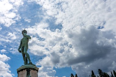Michelangelo David 'in Floransa' daki Michelangelo Meydanı 'ndaki heykeli.