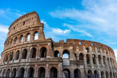 Flavian Amfitiyatrosu olarak da bilinen Büyük Roma Kolezyumu 'nda (Kolezyum, Colosseo) altın gün batımı. Ünlü dünya simgesi. Manzaralı şehir manzarası.