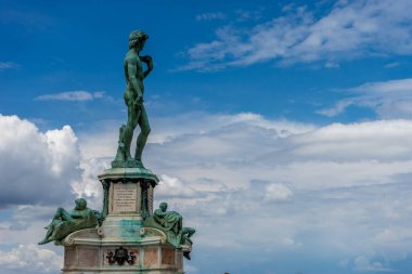 Michelangelo David 'in Floransa' daki Michelangelo Meydanı 'ndaki heykeli.