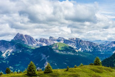 İtalya, Alpe di Siusi, Seiser Alm ve Sassolungo Langkofel Dolomite arka planda büyük bir dağın manzarası.