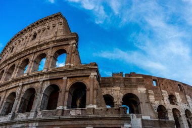 Flavian Amfitiyatrosu olarak da bilinen Büyük Roma Kolezyumu 'nda (Kolezyum, Colosseo) altın gün batımı. Ünlü dünya simgesi. Manzaralı şehir manzarası.