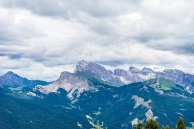 İtalya, Alpe di Siusi, Seiser Alm ve Sassolungo Langkofel Dolomite arka planda büyük bir dağın manzarası.