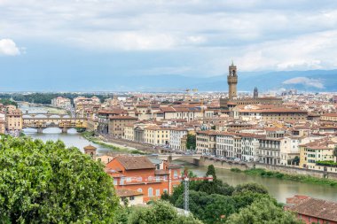 Floransa şehir manzarasının panaromik manzarası Piazzale Michelangelo Meydanı 'ndan (Michelangelo Meydanı) Ponte Vecchio ve Palazzo Vecchio ile yıldırımlı