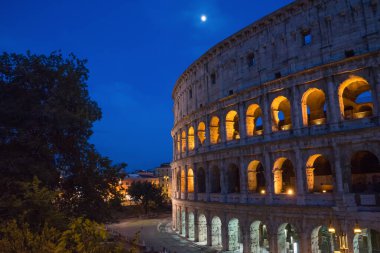 Gece Büyük Roma Kolezyumu 'nda (Kolezyum, Colosseo), Flavian Amfitiyatrosu olarak da bilinir..