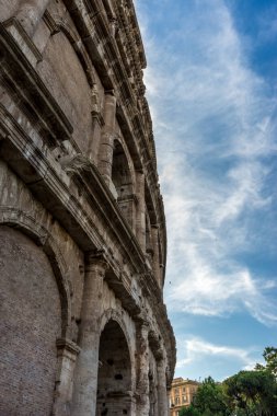 Flavian Amfitiyatrosu olarak da bilinen Büyük Roma Kolezyumu 'nda (Kolezyum, Colosseo) altın gün batımı. Ünlü dünya simgesi. Manzaralı şehir manzarası.