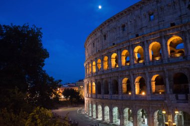 Gece Büyük Roma Kolezyumu 'nda (Kolezyum, Colosseo), Flavian Amfitiyatrosu olarak da bilinir..