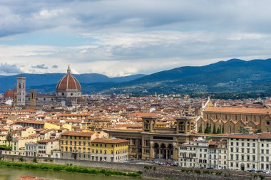 Floransa şehir manzarasının panaromik manzarası Piazzale Michelangelo Meydanı 'ndan (Michelangelo Meydanı) Filippo Brunelleschi tarafından tasarlanmış muhteşem Rönesans Kubbesi