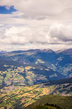 İtalya, Alpe di Siusi, Seiser Alm ve Sassolungo Langkofel Dolomite arka planda büyük bir dağın manzarası.