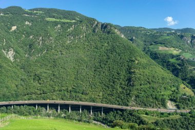 İtalya, Bolzano 'dan Venedik' e tren, LANDSCAPE 'nin ekran görüntüsü tekrar gökyüzü yükseltilmiş otoyol