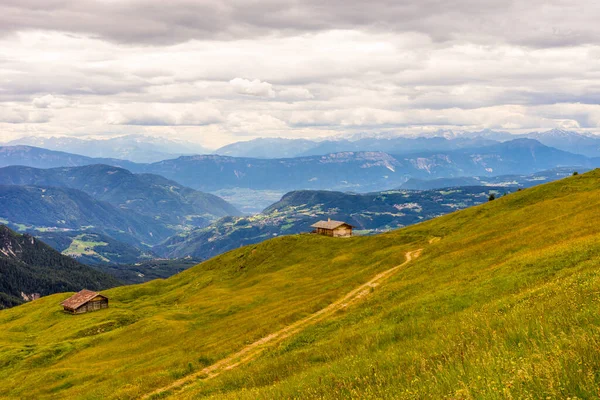 Włochy Alpe Siusi Seiser Alm Sassolungo Langkofel Dolomite Starą Stodołą — Zdjęcie stockowe
