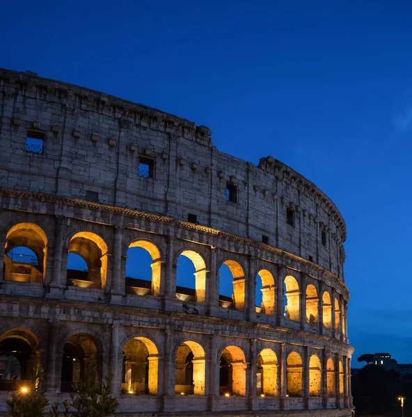 光と照明でフラビアの円形劇場としても知られている大ローマコロッセオ コロッセオ での夜 — ストック写真