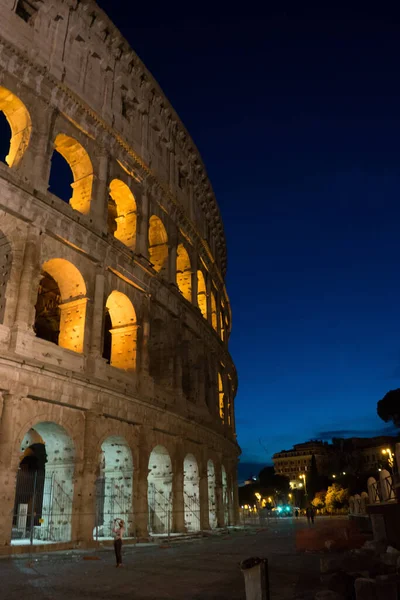 光と照明でフラビアの円形劇場としても知られている大ローマコロッセオ コロッセオ での夜 — ストック写真